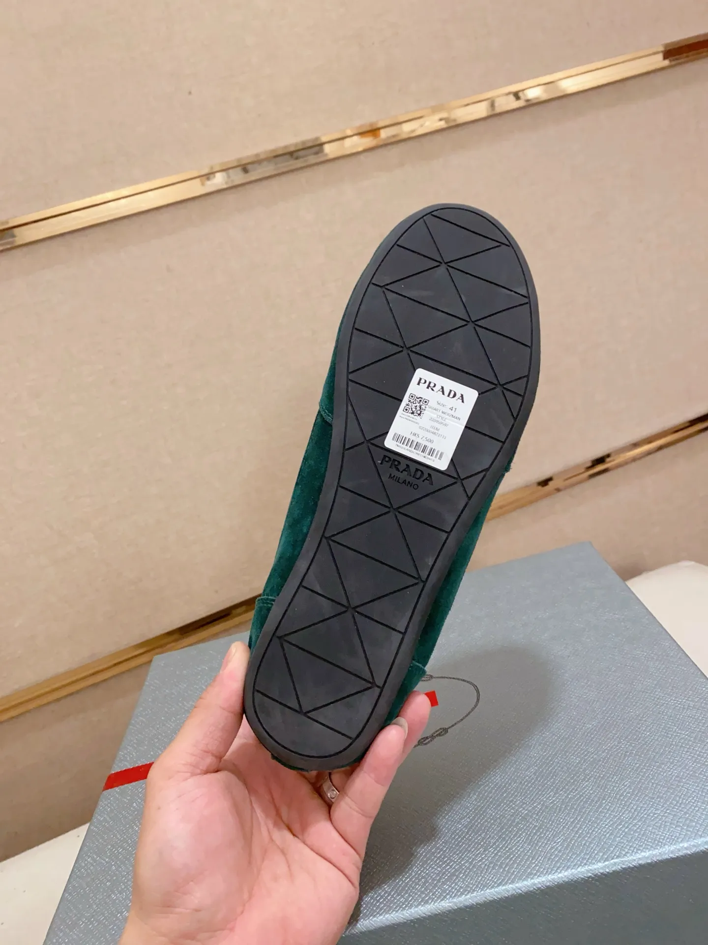 Men's shoes 💰 500💰 ✔️✔️✔️High version High-quality new PRADA counters are launched simultaneously. The new men's shoes and 😘fabrics are selected from first-layer cow suede and waterproof fabrics, and are made by pure handicrafts. Lining: Full sheepskin lining. 👍🏿 High-end ☄️ air-cushion molded anti-slip rubber outsole, exquisite lines, simple and elegant, comfortable and high-end for leisure travel. Number of yards: 38 to 44. Can be customized45